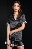 Koszulowa piżama damska z satyny w gwiazdki D1101, czarna