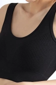 Damski Top Sportowy na Szerokich Ramiączkach Prążkowany AT09, nero-czarny