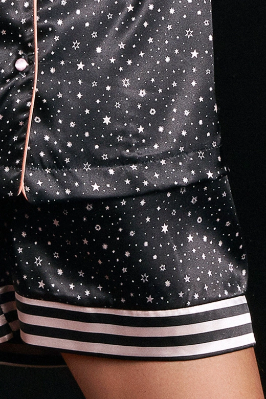 Koszulowa piżama damska z satyny w gwiazdki D1101, czarna