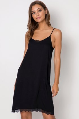 Koszula z wiskozy na ramiączka z koronką  ROSIE, czarna