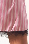 Satynowa koszula nocna w paski z koronką D760, różowa