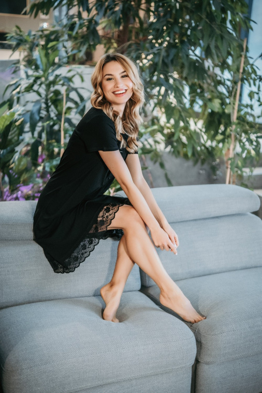 Koszula nocna z plisowanym szyfonem 4412 bambus, czarna