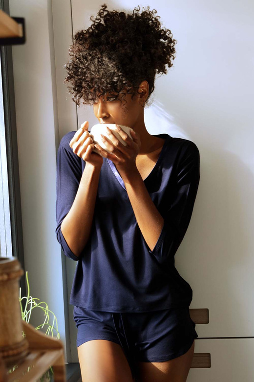 Piżama z miękkiej wiskozy z rękawem 3/4 Edith, granatowa