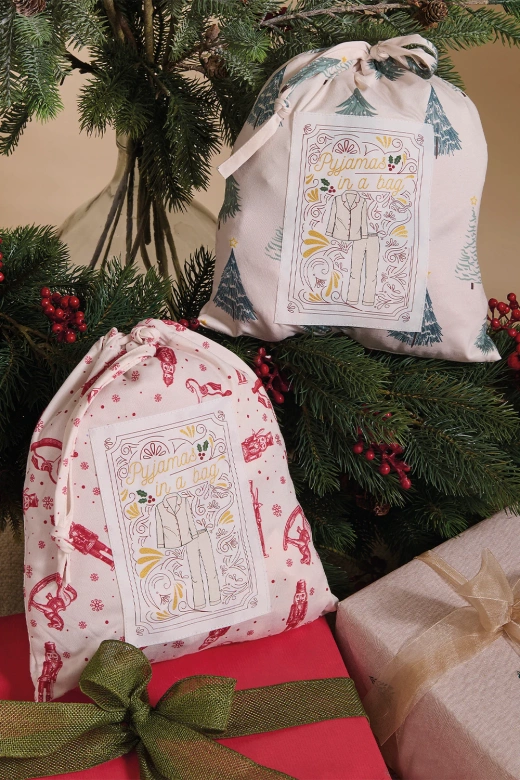 Świąteczna koszulowa piżama z zimowym nadrukiem ALISEE, zielona + woreczek prezentowy